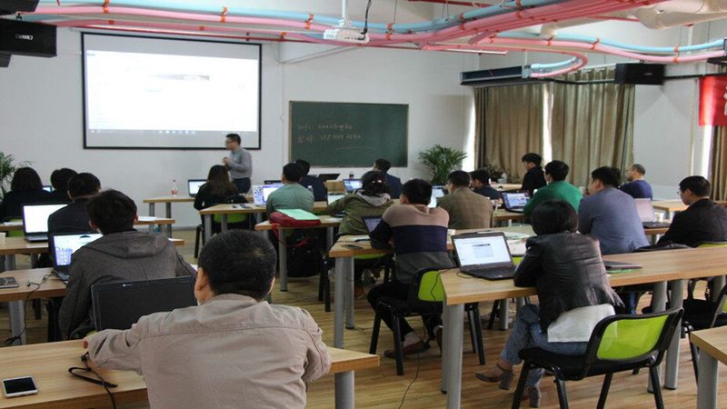 为了确保学习效果，上班族需要制定合理的学习计划。以下是一些建议：