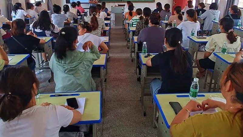 然而，在选择成人教育本科时，求职者需要注意以下几点：