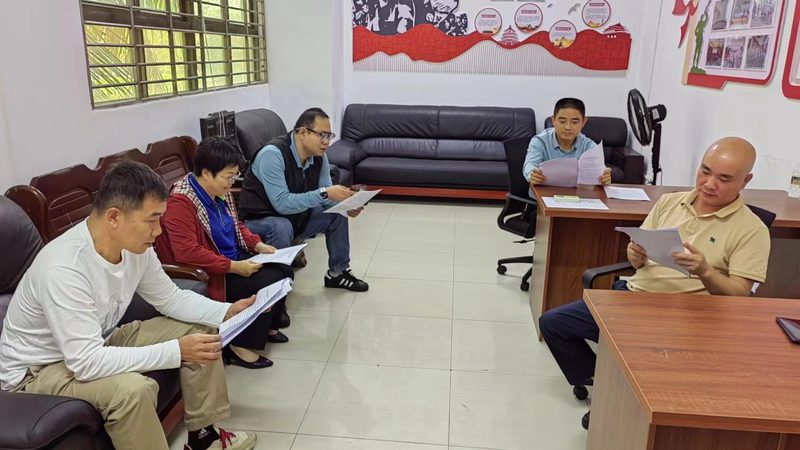 小标题：行业背景：在线教育推广的兴起与挑战